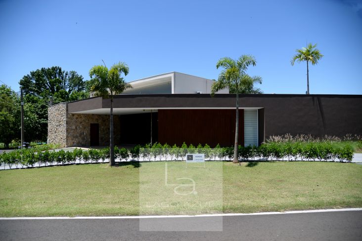 Ótima casa térrea numa bela esquina com 3 suítes Ótima casa térrea numa bela esquina com 3 suítes
