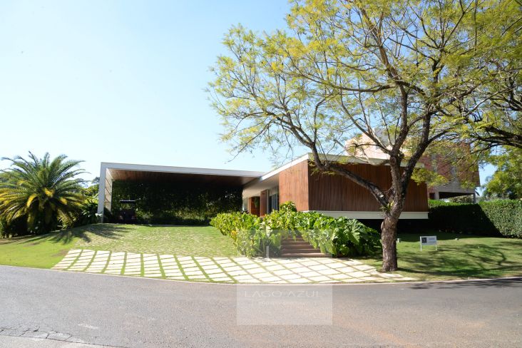 Leveza e sofisticação nesta casa apaixonante, totalmente mobiliada. Leveza e sofisticação nesta casa apaixonante, totalmente mobiliada.