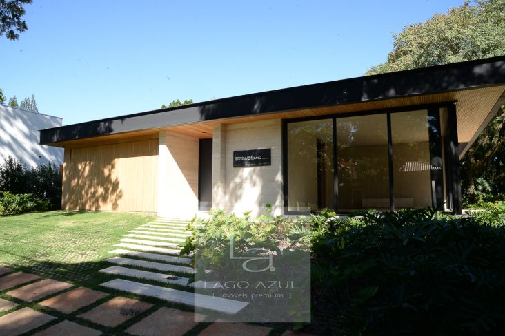 Moderna casa em uma das ruas mais bem arborizadas do Lago Azul!