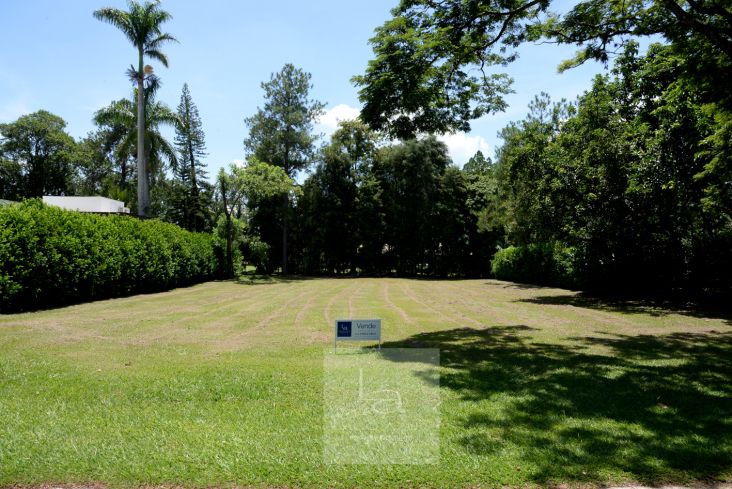 Magnífico terreno plano em rua tranquila com linda vista para o Golfe 