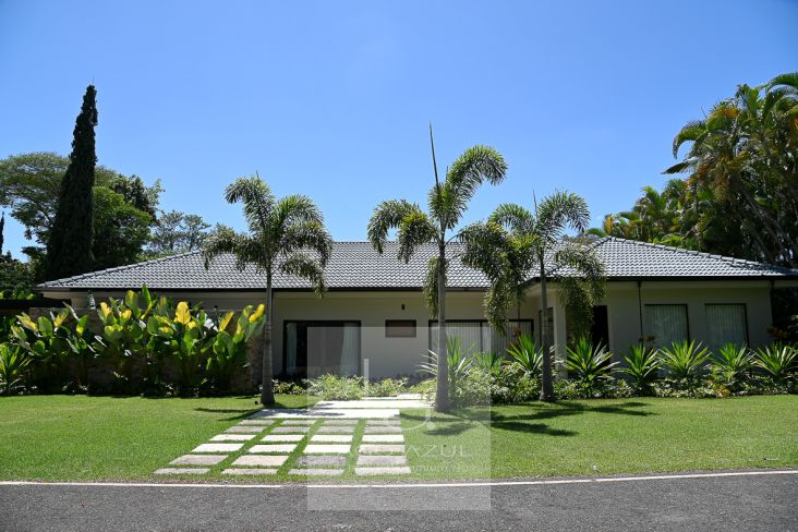 Belíssima e confortável residência térrea com paisagismo primoroso! 